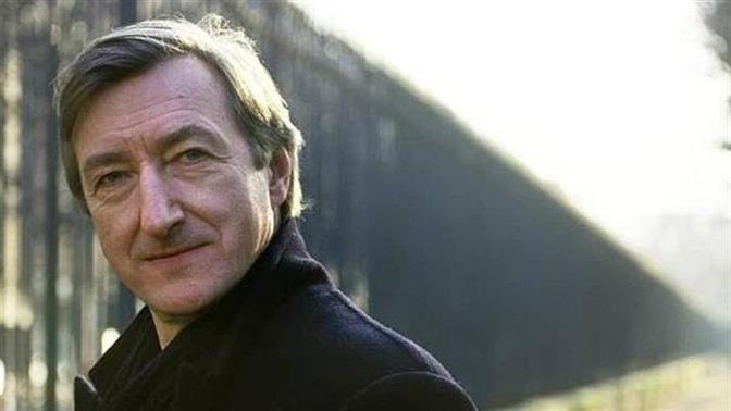 Διαβάσαμε: «Άνδρας με κόκκινο μανδύα» του Julian Barnes