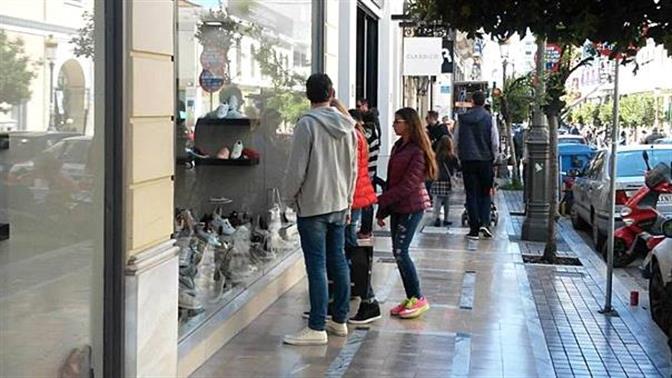 Ανοιχτά τα φώτα των καταστημάτων στην Πάτρα