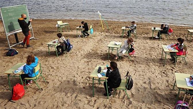 Σχολείο στην Ισπανία κάνει μάθημα στην παραλία