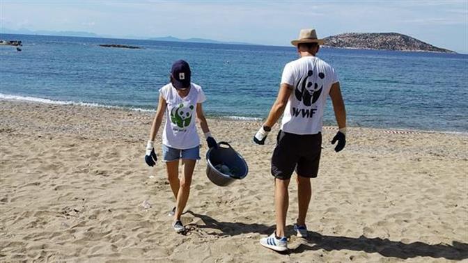 Χιλιάδες πλαστικά κατακλύζουν τις ελληνικές παραλίες