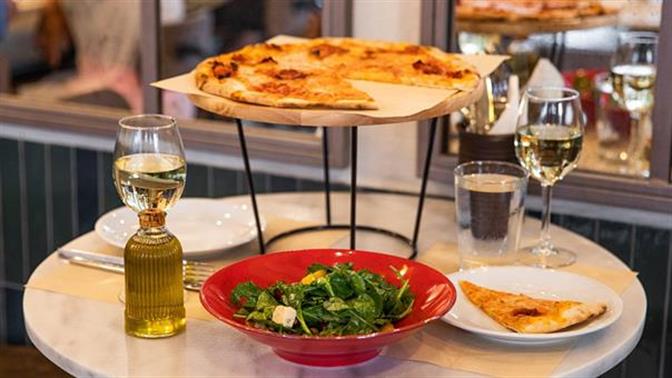 Υπέροχα ιταλικά bistro για pizza σε τραπεζάκια έξω