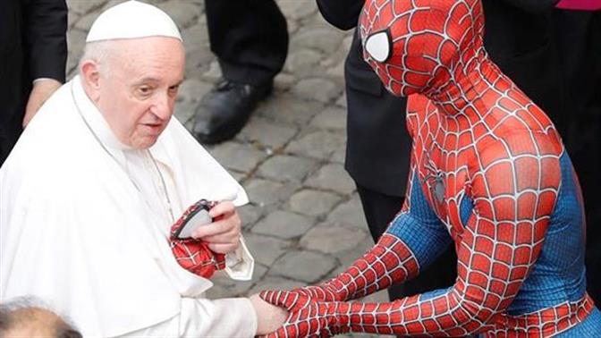 Ο Spiderman συνάντησε τον Πάπα κι ήταν μια ωραία ατμόσφαιρα