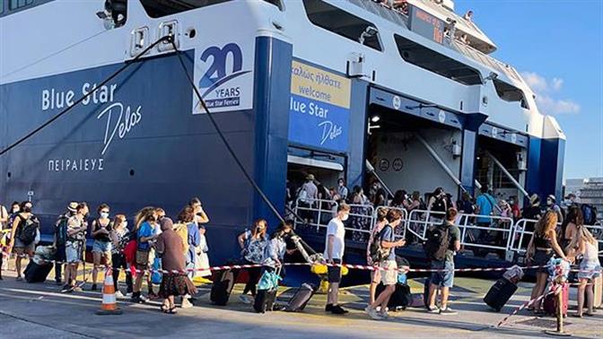 Απίστευτες ουρές στο λιμάνι του Πειραιά λόγω των νέων ελέγχων