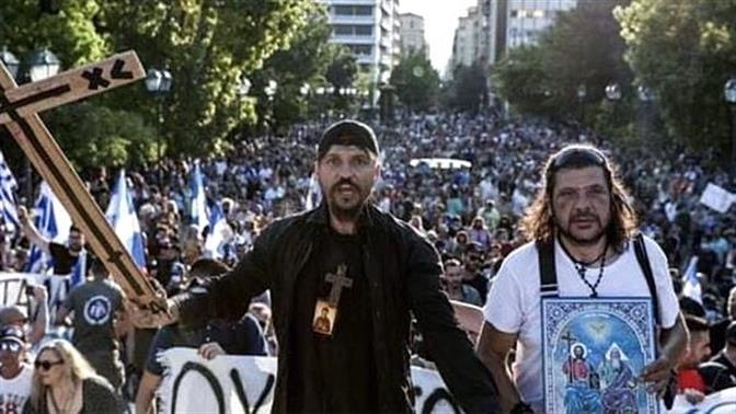 Με σημαίες και πανό οι συγκεντρώσεις κατά των εμβολίων στην Αθήνα