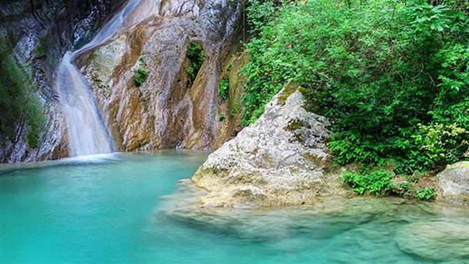 Στους καταρράκτες οι βουτιές είναι πιο δροσερές