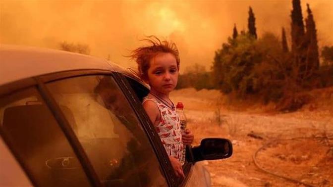 Η φωτό με το δακρυσμένο κοριτσάκι στην Εύβοια κάνει το γύρο του διαδικτύου