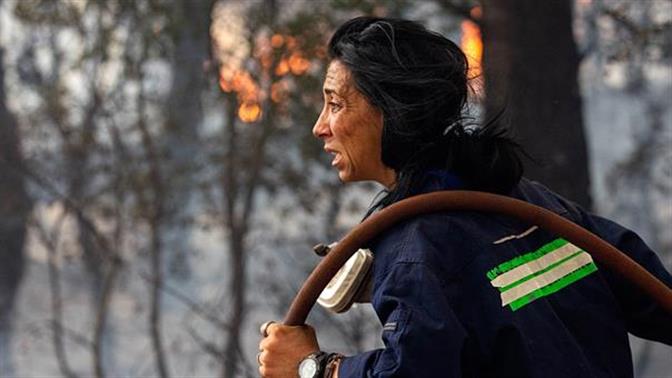 Η εθελόντρια πυροσβέστρια ζητά να αφαιρεθεί η φωτογραφία της από πολιτική αφίσα