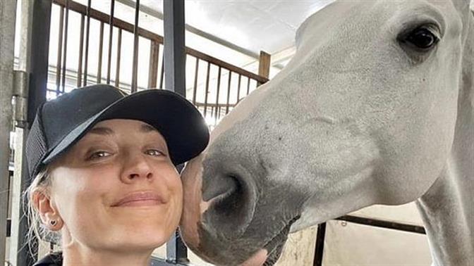 Η Penny του Big Bang Theory θέλει να αγοράσει το άλογο που γρονθοκοπήθηκε στους Ολυμπιακούς