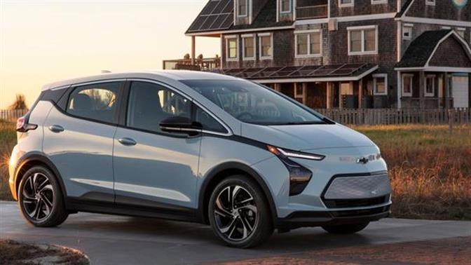 Αλλάζουν τις μπαταρίες μετά τις φωτιές στα ηλεκτρικά αυτοκίνητα