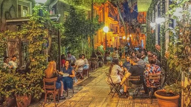 Τρώμε λαχταριστά μεζεδάκια στους πεζοδρόμους της Αθήνας