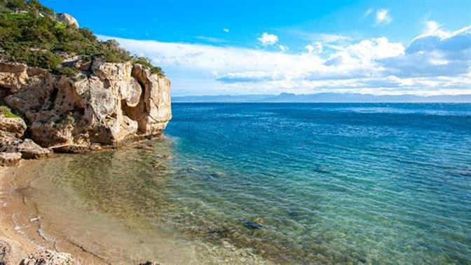 Μυστικές παραλίες γύρω από το Λουτράκι