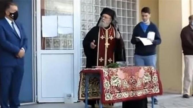 «Να κρατώ τον Σταυρό του Χριστού και να φοράω μάσκα; Ντροπή σας!»