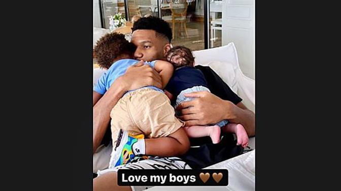 Η πρώτη φωτογραφία του Γιάννη Αντετοκούνμπο με τους δυο του γιους