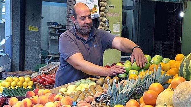 Θεσσαλονικιός μανάβης μοιράζει φρούτα και λαχανικά σε άπορους