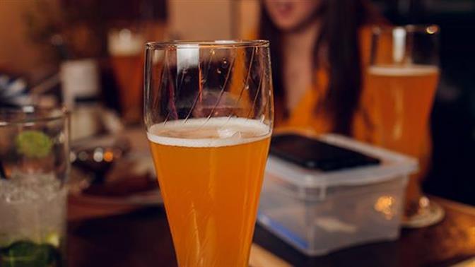 Απολύθηκε επειδή έπινε μπίρες