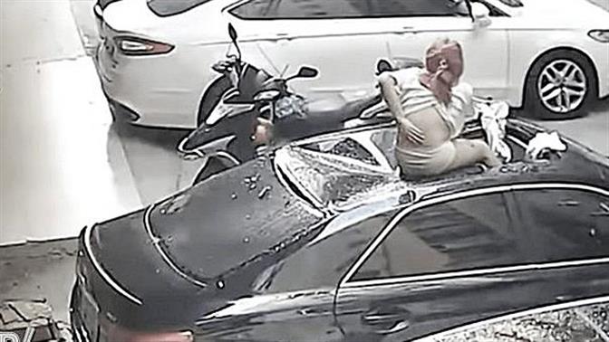 Γυναίκα κάνει σεξ σε μπαλκόνι, γλιστράει και πέφτει σε αυτοκίνητο (βίντεο)