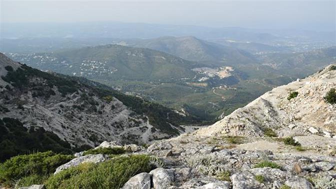 Δήμος Διονύσου: Απευθείας αναθέσεις, σαθρές υποδομές, αρνητικές εξελίξεις με το λατομείο