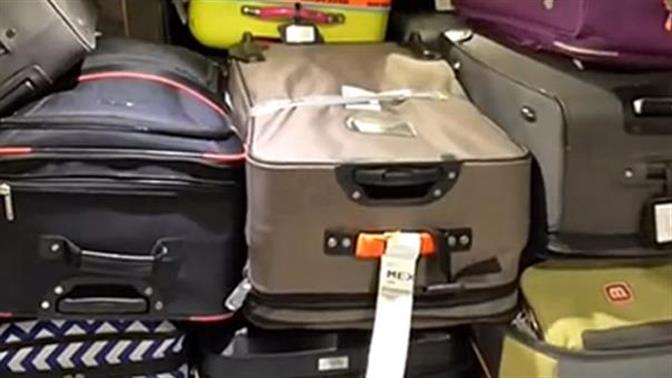 Viral βίντεο δείχνει πώς βάζουν τις βαλίτσες μας στο αεροπλάνο