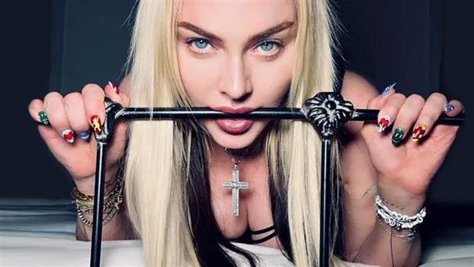 Η Μαντόνα φωτογραφίζεται ολόγυμνη στο κρεβάτι της και (μας) ξεσηκώνει