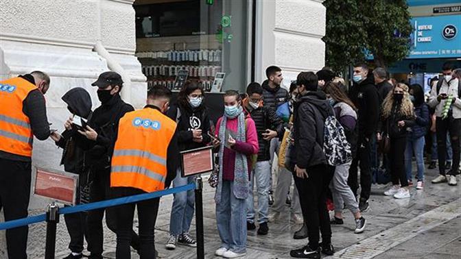 Ουρές για την Black Friday παρά την κακοκαιρία