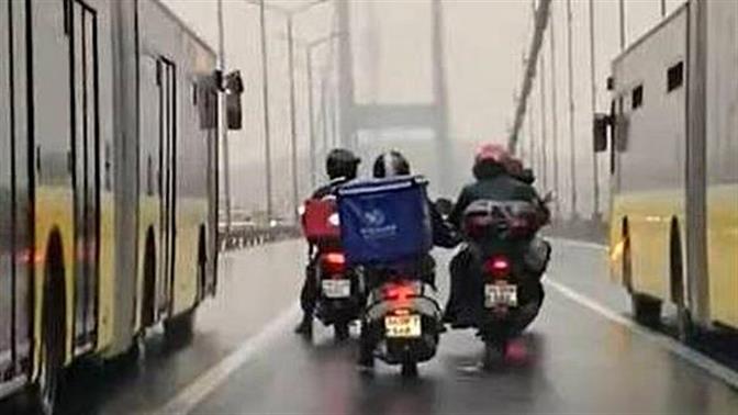 Λεωφορεία στην Τουρκία δημιουργούν ασπίδα για να προστατεύσουν τα μηχανάκια