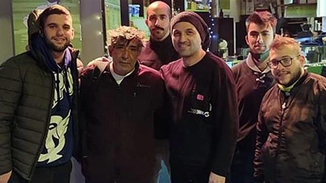 Παρέα νεαρών στα Χανιά πλήρωσε ξενοδοχείο για άστεγο