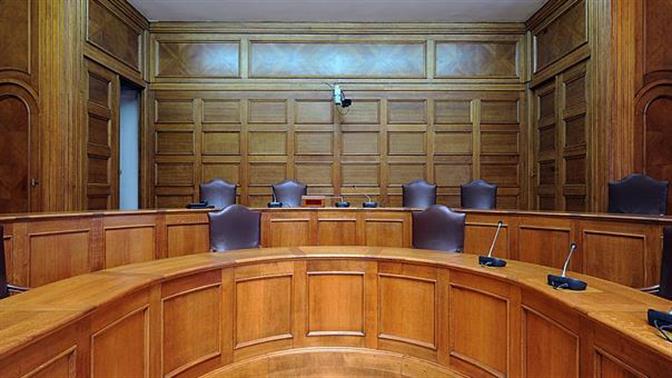 Βουλή: Του έπεσε κοντάρι στο κεφάλι την ώρα συζήτησης για τα εργατικά ατυχήματα