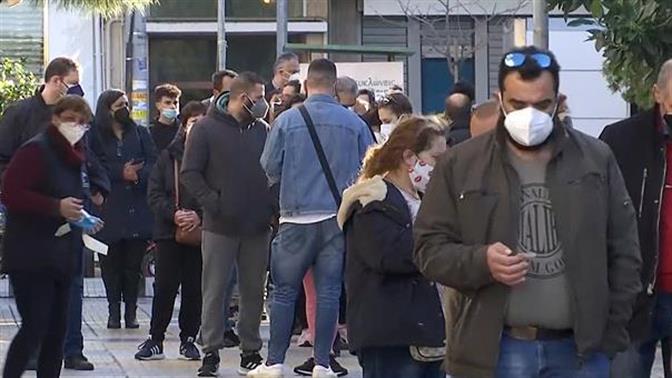 Ουρές από τα ξημερώματα για ένα τεστ κορωνοϊού