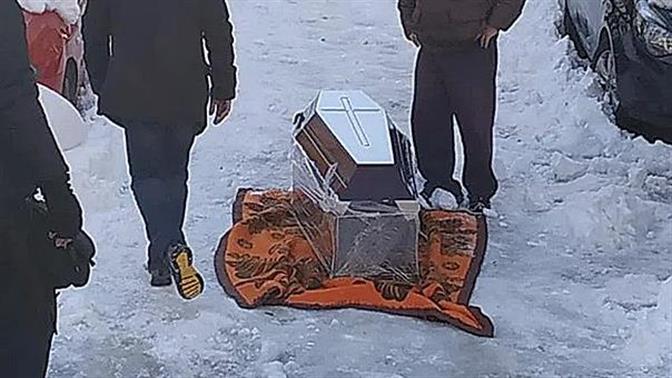 Ντροπή: Στου Ζωγράφου έσερναν φέρετρο στα χιόνια