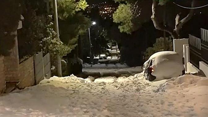 Κάτοικοι στην Πεντέλη μίσθωσαν μπουλντόζα για να καθαρίσει τους δρόμους