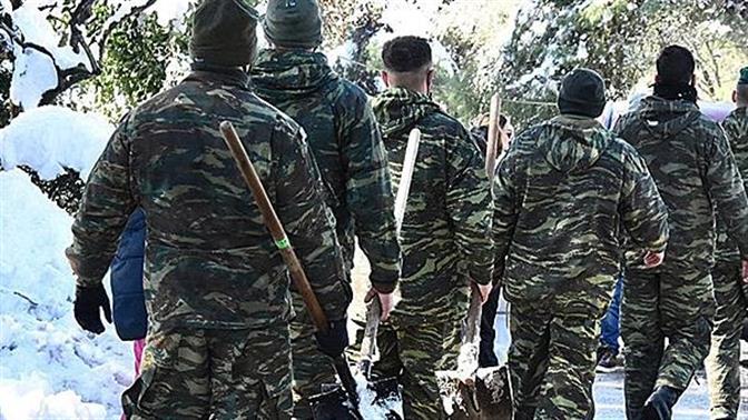 Εξοργισμένο το υπουργείο Άμυνας με τους φαντάρους που φτυάριζαν το χιόνι