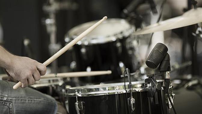 Ο πρώην ντράμερ των Πυξ Λαξ κατηγορείται για αποπλάνηση 6χρονης