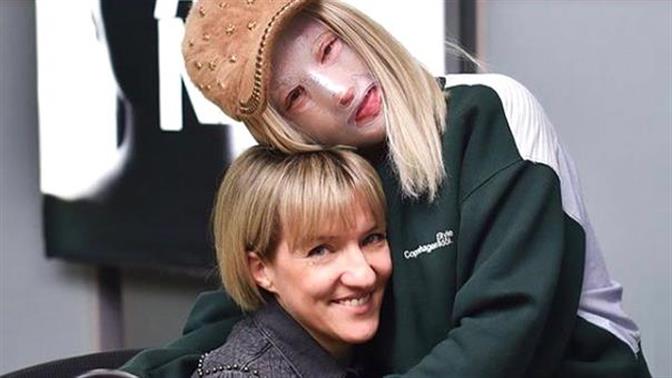 H Ιωάννα Παλιοσπύρου συγκινεί σε φωτογραφία με τη μητέρα της δολοφονημένης Γαρυφαλλιάς