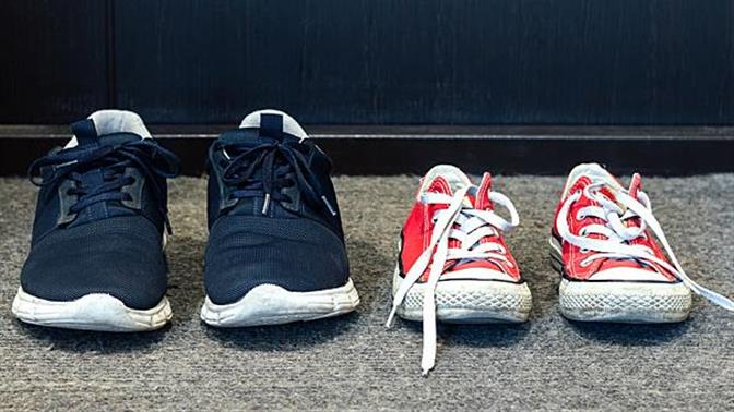 «Όχι, δε θα βγάλω τα παπούτσια μου στο σπίτι σου»