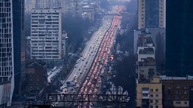 Μαζικά εγκαταλείπουν το Κίεβο οι Ουκρανοί [βίντεο]