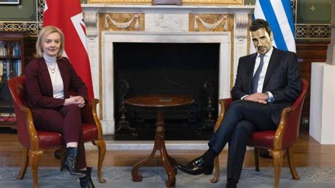 Η Βρετανίδα ΥΠΕΞ ταγκάρει τον Νίκο Βέρτη αντί τον Νίκο Δένδια