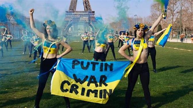 Οι Femen διαμαρτύρονται γυμνόστηθες μπροστά στον Πύργο του Άιφελ