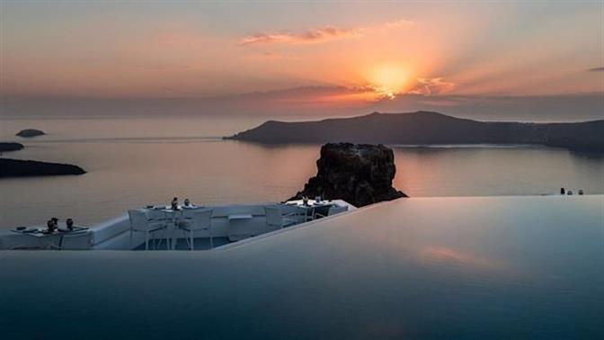 Το Βαρούλκο λύνει κάβους και σαλπάρει για Σαντορίνη