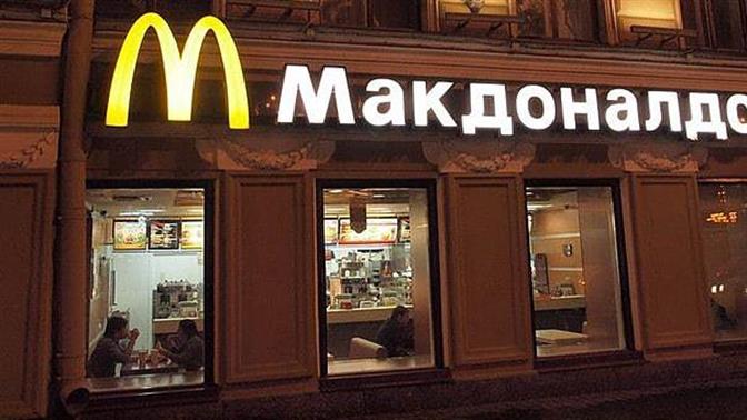 Ρωσία: Ατελείωτες ουρές στα McDonald’s για το τελευταίο μπέργκερ