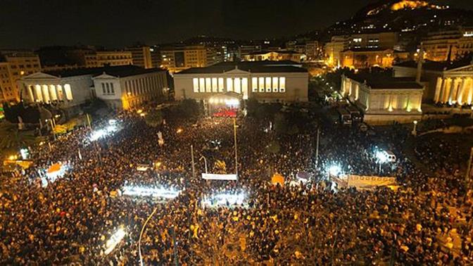 Λαοθάλασσα στην αντιπολεμική συναυλία στα προπύλαια