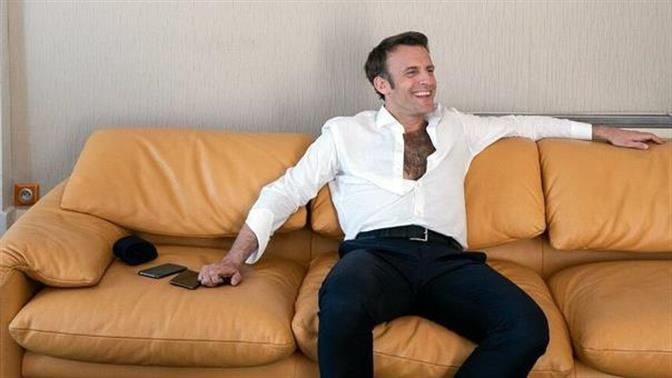 Ο Μακρόν με ανοιχτό πουκάμισο και δασύτριχο στήθος στη νέα του καμπάνια