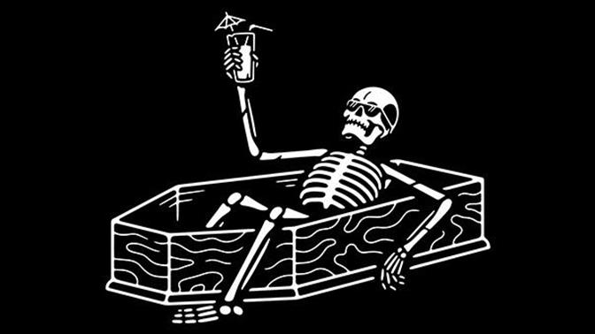 Γυναίκα χτυπούσε το φέρετρο στην κηδεία της