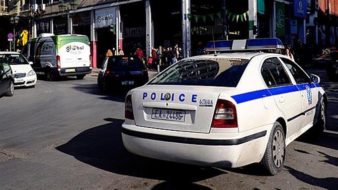 Συνέλαβαν αστυνομικό που ξυλοκοπούσε τη σύντροφό του στον δρόμο