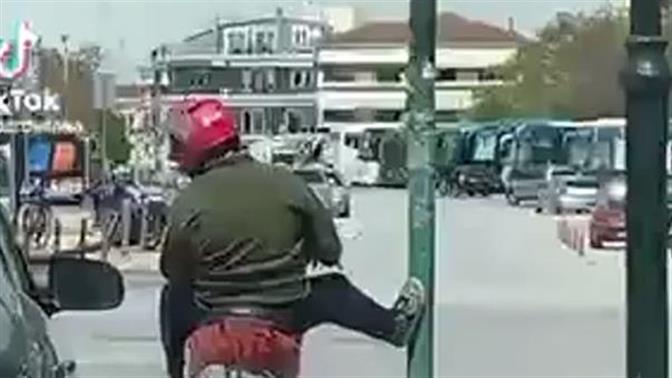 Λαρισαίος ντελιβεράς γίνεται viral, αραχτός σε φανάρι