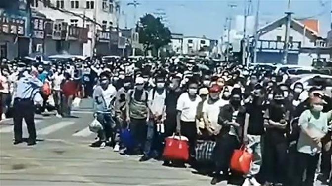 Η Κίνα στοιβάζει χιλιάδες σε καραντίνα (βίντεο)