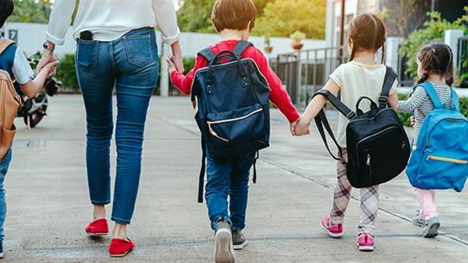 Με πληρωμένη συνοδεία ασφαλείας πάνε κάποια παιδιά στα σχολεία