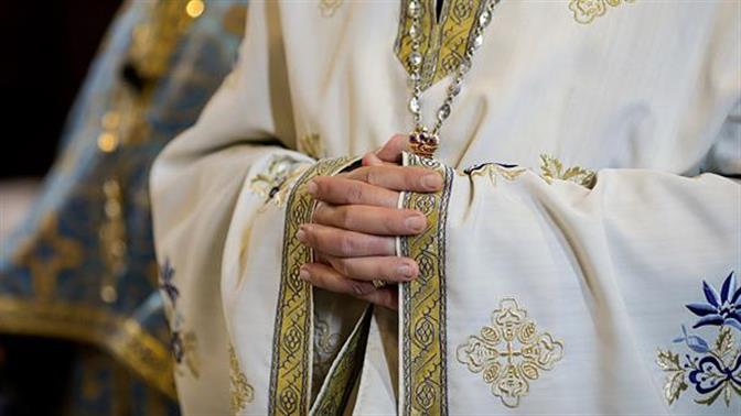 Ομοφοβικό παραλήρημα ιερέα στη Λάρισα για το φιλί Ρόκκου- Γεωργίου 