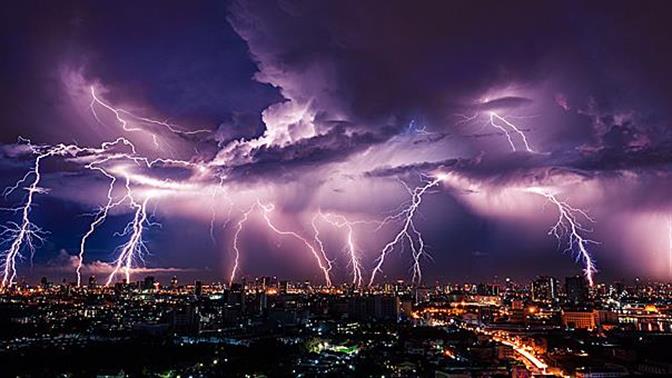 Τρίκαλα: Κεραυνός σκάει την ώρα που άντρας χορεύει για τον γάμο του γιου του