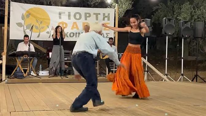 Το viral βίντεο του παππού που χορεύει με την εγγονή του στη Σχοινούσα