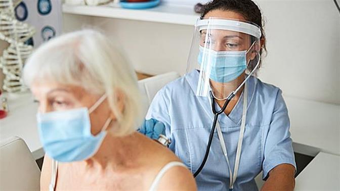 Στο κόκκινο τα κρούσματα, εκτόξευση στις ηλικίες 18-24